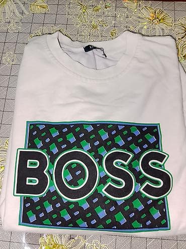 Duks sa printom “BOSS” - Boja: bela - Materijal: mekano pletivo od na lalafo.rs Duks sa printom “BOSS” - Boja: bela - Materijal: mekano pletivo od