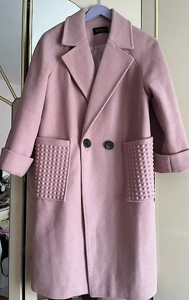 Ženski kaput u svetlo‑ružičastoj boji, elegantnog A kroja do kolena at lalafo.rs — 1 Ženski kaput u svetlo‑ružičastoj boji, elegantnog A kroja do kolena — 1