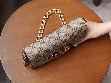 Dizajnerska tašna sa lancem – monogram platno i kožni detalji - at lalafo.rs — 4 Dizajnerska tašna sa lancem – monogram platno i kožni detalji - — 4