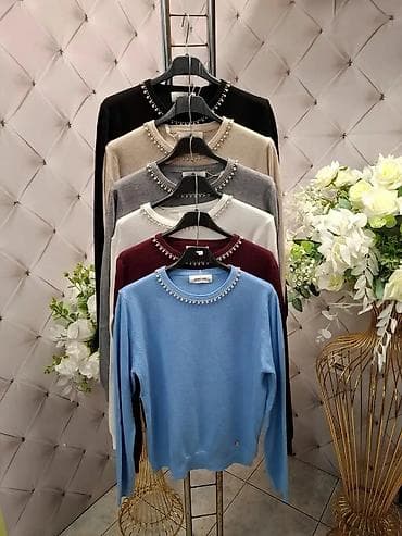 pantalone butiku ali: Ženski džemper sa bisernim aplikacijama oko okruglog izreza. S, M, L na lalafo.rs — 2 pantalone butiku ali: Ženski džemper sa bisernim aplikacijama oko okruglog izreza. S, M, L — 2