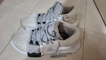 Patike za košarku – sivo/belo/crne - Niski model sa ojačanjem oko at lalafo.rs Patike za košarku – sivo/belo/crne - Niski model sa ojačanjem oko