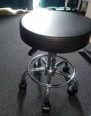 Rotirajuća stolica/tabure sa točkićima i gasnim podizačem - Sedište na lalafo.rs — 1 Rotirajuća stolica/tabure sa točkićima i gasnim podizačem - Sedište — 1