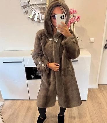 Dugački ženski kaput od krzna u toploj smeđoj nijansi. Model je ravnog na lalafo.rs — 1 Dugački ženski kaput od krzna u toploj smeđoj nijansi. Model je ravnog — 1