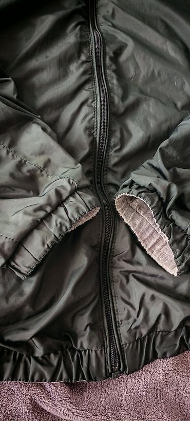 Zelena vodoodbojna duks/jakna sa kapuljačom, kupljena u vaikikiu - na lalafo.rs — 1 Zelena vodoodbojna duks/jakna sa kapuljačom, kupljena u vaikikiu - — 1