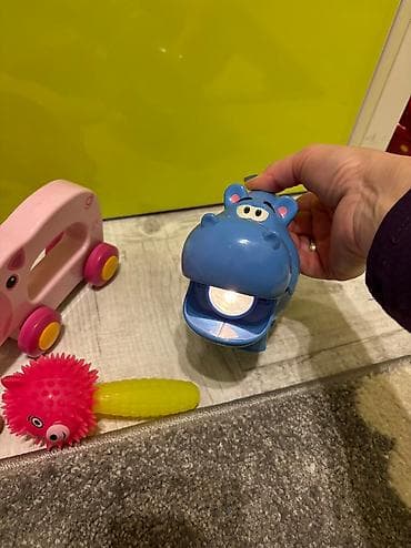 Igracke za bebe i decu ocuvane chicco carobni stapic radi na pokret i na lalafo.rs — 4 Igracke za bebe i decu ocuvane chicco carobni stapic radi na pokret i — 4