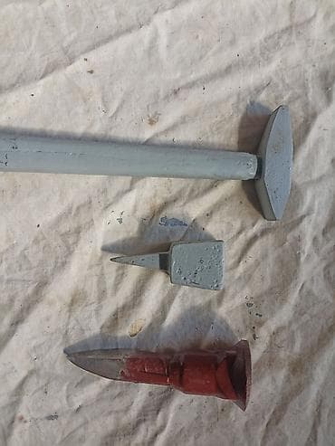 Axes: Klepac (čekić) i dve babice (nakovanji) sa slike za otkivanje kose at lalafo.rs — 1 Axes: Klepac (čekić) i dve babice (nakovanji) sa slike za otkivanje kose — 1