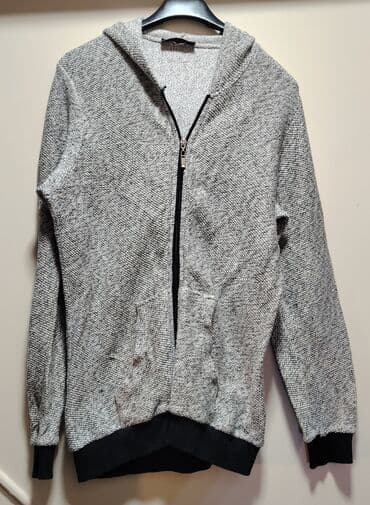 Siva dukserica sa rajsferšlusom i kapuljačom - Model: dukserica na na lalafo.rs Siva dukserica sa rajsferšlusom i kapuljačom - Model: dukserica na