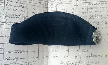 Crna šajkača sa kokardom. Crna šajkača sa kokardom Obim 55/56 cm Hvala na lalafo.rs — 2 Crna šajkača sa kokardom. Crna šajkača sa kokardom Obim 55/56 cm Hvala — 2