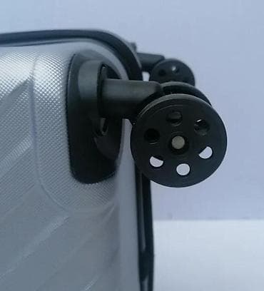 dve suknje po: Tvrdi kofer za putovanje – srebrni - Materijal: izdržljiva at lalafo.rs — 3 dve suknje po: Tvrdi kofer za putovanje – srebrni - Materijal: izdržljiva — 3