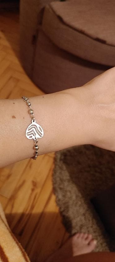 Srebrnasta ženska narukvica sa priveškom - Materijal: metal u na lalafo.rs Srebrnasta ženska narukvica sa priveškom - Materijal: metal u