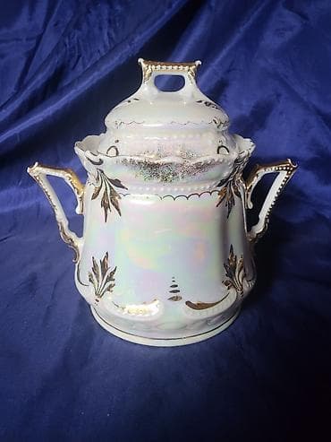 Bombonijera 1914 do 1918g. porcelan,sedef glazura. Bombonijera je na lalafo.rs Bombonijera 1914 do 1918g. porcelan,sedef glazura. Bombonijera je