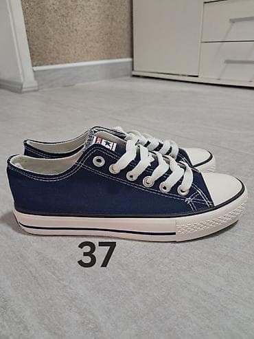 Plitke platnene patike, tamnoplave boje sa belim pertlama i gumenim na lalafo.rs — 1 Plitke platnene patike, tamnoplave boje sa belim pertlama i gumenim — 1