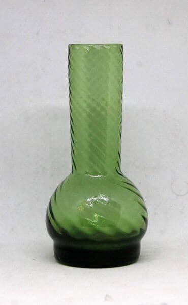 Crystals and minerals: Zelena ručno duvana vintage vaza – spiralni optički dezen Elegantna at lalafo.rs — 2 Crystals and minerals: Zelena ručno duvana vintage vaza – spiralni optički dezen Elegantna — 2