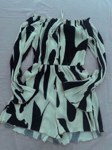 Ženski kombinezon sa dugim rukavima i kratkim nogavicama, plisiranog na lalafo.rs Ženski kombinezon sa dugim rukavima i kratkim nogavicama, plisiranog