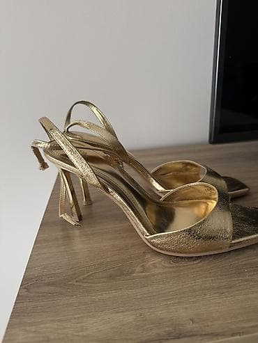 Zlatne sandale na štiklu veličina 42 nošene jednom - Elegantne na lalafo.rs — 1 Zlatne sandale na štiklu veličina 42 nošene jednom - Elegantne — 1