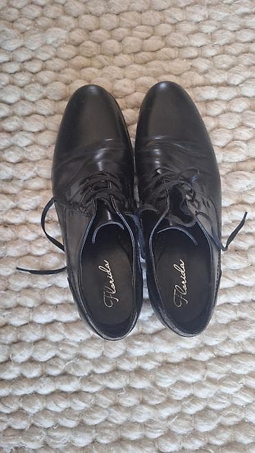 Muške cipele u crnoj boji, sa pertlama za vezivanje. Samo su jednom na lalafo.rs — 1 Muške cipele u crnoj boji, sa pertlama za vezivanje. Samo su jednom — 1