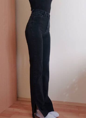 Crne farmerke zvoncare XS. Stanje odlično. Naznačena veličina 26 na lalafo.rs Crne farmerke zvoncare XS. Stanje odlično. Naznačena veličina 26