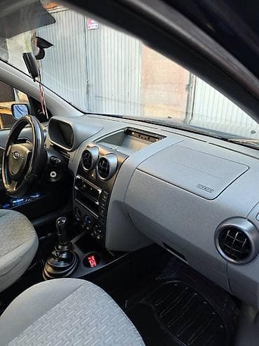Transport: Ford Fusion – gradski mini-SUV/karavan, petoro vrata, tamno plava at lalafo.rs — 1 Transport: Ford Fusion – gradski mini-SUV/karavan, petoro vrata, tamno plava — 1