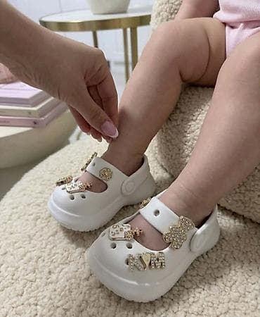 Kids' Footwear: Dečije klompe/sandale – ružičaste i bele, sa ukrasnim bedževima - at lalafo.rs — 4 Kids' Footwear: Dečije klompe/sandale – ružičaste i bele, sa ukrasnim bedževima - — 4