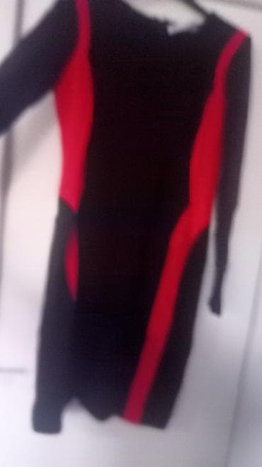 kom sa etiketom: Crna uska haljina „evija & pa” sa crvenim panelima Ima jednu manu at lalafo.rs — 2 kom sa etiketom: Crna uska haljina „evija & pa” sa crvenim panelima Ima jednu manu — 2