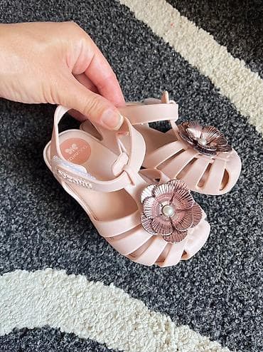 ugg 23: Decije sandalice na prodaju, u idealnom stanju. Veličina 23/24 at lalafo.rs — 6 ugg 23: Decije sandalice na prodaju, u idealnom stanju. Veličina 23/24 — 6