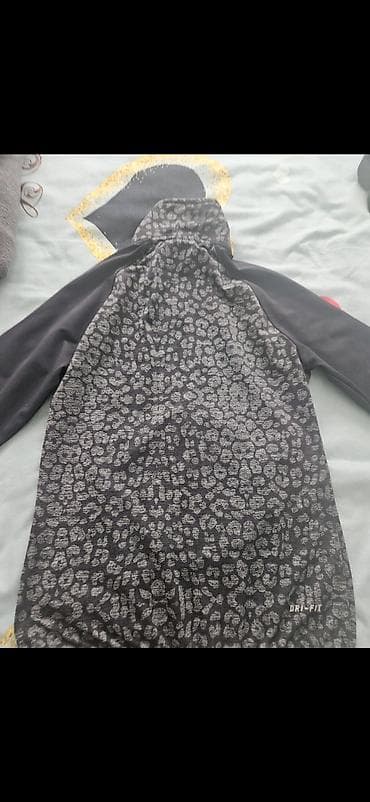 Prelep original Nike gornji deo trenerke s velicina na lalafo.rs — 5 Prelep original Nike gornji deo trenerke s velicina — 5
