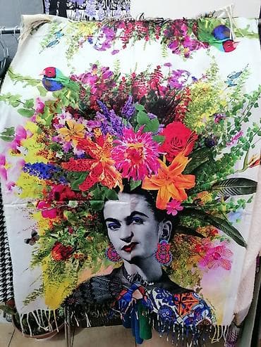 Šal sa dezenom inspirisanim Fridom Kalo, dostupan u različitim na lalafo.rs Šal sa dezenom inspirisanim Fridom Kalo, dostupan u različitim