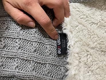 Sivi pleteni kardigan sa kapuljačom, marke Crash One. Veličina na na lalafo.rs — 1 Sivi pleteni kardigan sa kapuljačom, marke Crash One. Veličina na — 1