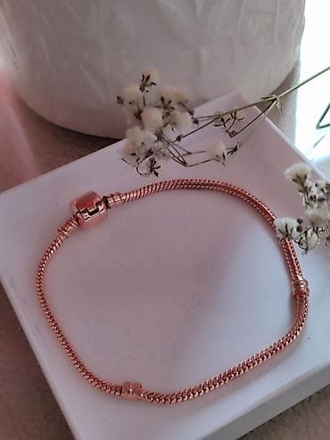 Narukvica rose gold – elegantna, tanko pletena zmijica sa cilindričnom na lalafo.rs Narukvica rose gold – elegantna, tanko pletena zmijica sa cilindričnom