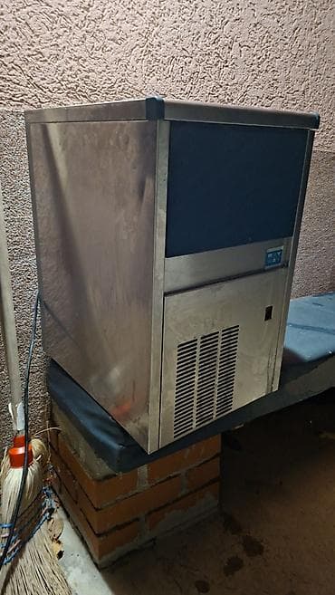 Profesionalna mašina za proizvodnju leda – kockice sa šupljim centrom na lalafo.rs — 1 Profesionalna mašina za proizvodnju leda – kockice sa šupljim centrom — 1