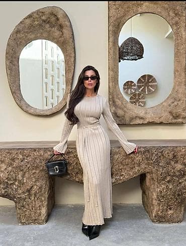 Pleteni ženski džemper-haljina, dužine do članaka, u bež nijansi. - na lalafo.rs Pleteni ženski džemper-haljina, dužine do članaka, u bež nijansi. -