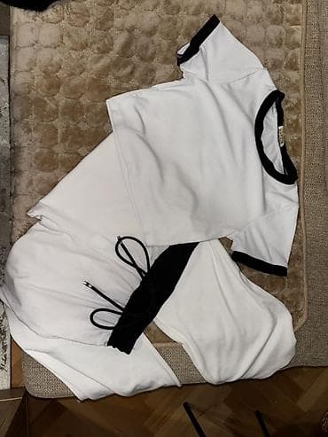 Beli dvodelni lounge/ тренерка сет - Komplet se sastoji od kratke na lalafo.rs Beli dvodelni lounge/ тренерка сет - Komplet se sastoji od kratke