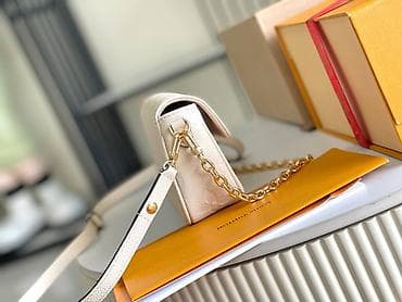 Torba – bež kožna crossbody/shoulder torbica sa reljefnim monogramskim na lalafo.rs — 5 Torba – bež kožna crossbody/shoulder torbica sa reljefnim monogramskim — 5