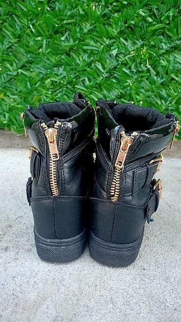 Crne visoke patike sa izraženim zlatnim detaljima. - Dizajn: High-top at lalafo.rs — 3 Crne visoke patike sa izraženim zlatnim detaljima. - Dizajn: High-top — 3