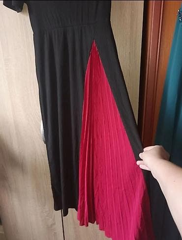 dve suknje po: Elegantna crna maxi haljina sa bordo plisiranim umecima u veličini M at lalafo.rs — 3 dve suknje po: Elegantna crna maxi haljina sa bordo plisiranim umecima u veličini M — 3