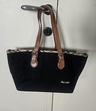 Crna prostrana torba da braon ruckama i burberry šarom na obodu torbe na lalafo.rs — 4 Crna prostrana torba da braon ruckama i burberry šarom na obodu torbe — 4