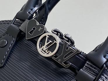 Louis Vuitton Alma BB, crna mini torba od Epi kože. - Materijal na lalafo.rs — 4 Louis Vuitton Alma BB, crna mini torba od Epi kože. - Materijal — 4