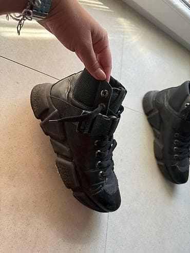 Crne patike/čizme do članaka sa kaišem i pertlama - Model: visoke na lalafo.rs — 3 Crne patike/čizme do članaka sa kaišem i pertlama - Model: visoke — 3