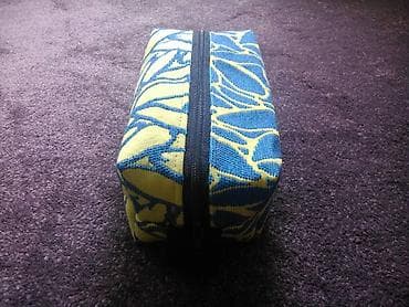 Neseser, kvadratnog oblika, dimenzije 9x7x18cm. Izrađen od tekstila na lalafo.rs — 8 Neseser, kvadratnog oblika, dimenzije 9x7x18cm. Izrađen od tekstila — 8