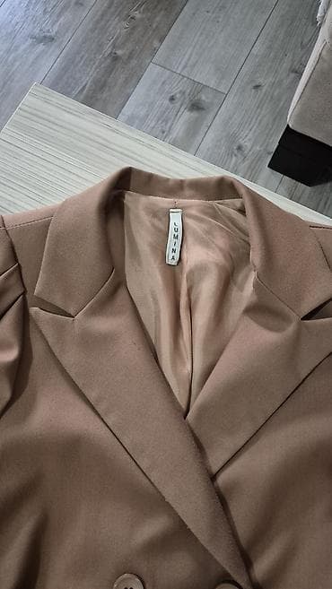 Ženski kaput/sako LUMINA – kamel boja - Model: duži dvoredni na lalafo.rs Ženski kaput/sako LUMINA – kamel boja - Model: duži dvoredni