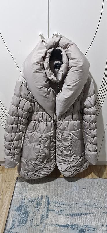 kom sa etiketom: Ženska zimska jakna – puffer stil, svetlosiva/pepeljasto siva. - at lalafo.rs — 1 kom sa etiketom: Ženska zimska jakna – puffer stil, svetlosiva/pepeljasto siva. - — 1