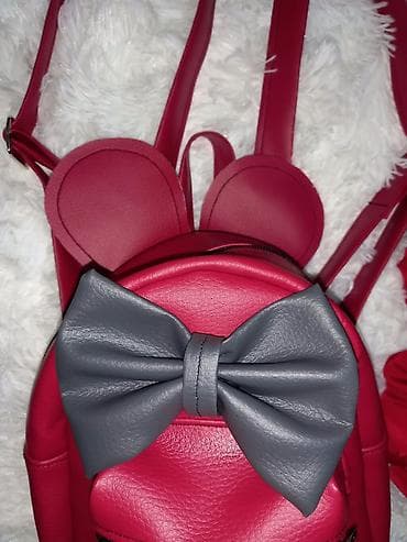 Crveni mini ranac sa dekorativnim ušima i velikom sivom mašnom - na lalafo.rs — 3 Crveni mini ranac sa dekorativnim ušima i velikom sivom mašnom - — 3