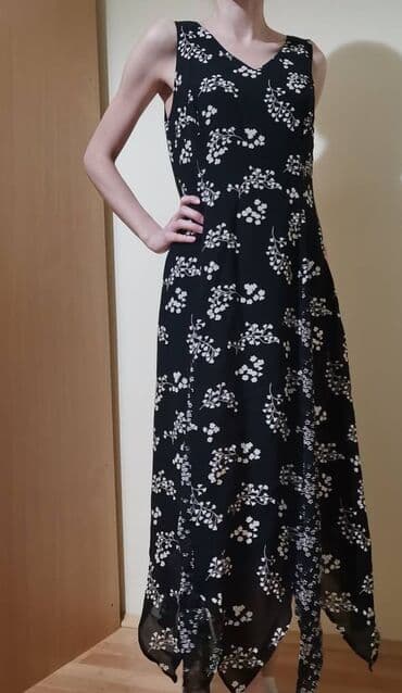 Crna duga asimetrična haljina sa cvetićima. Pri dnu sečena na cikcak na lalafo.rs Crna duga asimetrična haljina sa cvetićima. Pri dnu sečena na cikcak