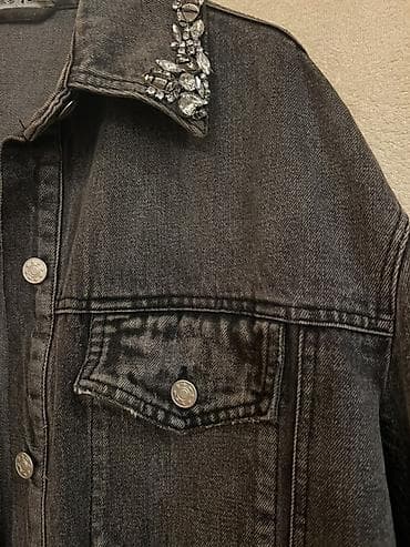 Dugačka teksas jakna u sivo‑crnoj ispranoj nijansi, sa bogatim na lalafo.rs — 3 Dugačka teksas jakna u sivo‑crnoj ispranoj nijansi, sa bogatim — 3