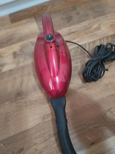 Ručni usisivač – crveni, sa crevom i nastavkom za uska mesta. - at lalafo.rs — 5 Ručni usisivač – crveni, sa crevom i nastavkom za uska mesta. - — 5