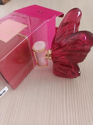 La bomba Carolina Herrera 80 ml.Lansiran 2025.godine.Parfem u na lalafo.rs La bomba Carolina Herrera 80 ml.Lansiran 2025.godine.Parfem u