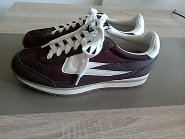 Bershka retro patike – tamno braon sa belim detaljima - Model na lalafo.rs — 3 Bershka retro patike – tamno braon sa belim detaljima - Model — 3