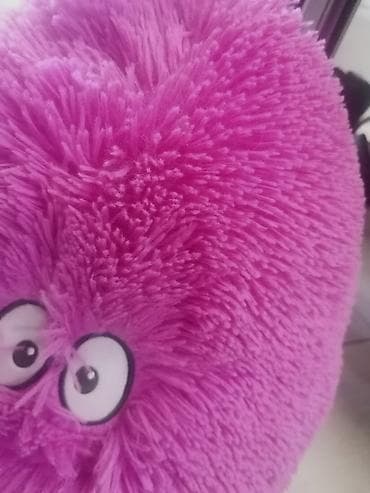 Veliki plišani jastučić/pufig – ljubičasto‑roze boje, u obliku na lalafo.rs — 4 Veliki plišani jastučić/pufig – ljubičasto‑roze boje, u obliku — 4