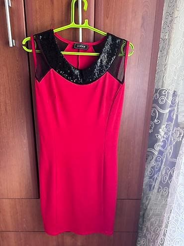 Elegantna mini haljina bez rukava, jarko crvene boje, savršena za na lalafo.rs Elegantna mini haljina bez rukava, jarko crvene boje, savršena za