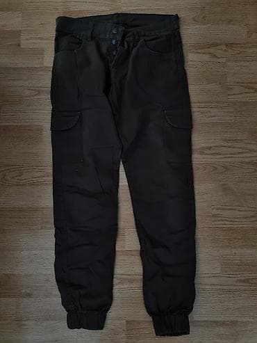 Muške pantalone u tamnozelenoj boji, kargo stila, sa dugmadima na at lalafo.rs — 1 Muške pantalone u tamnozelenoj boji, kargo stila, sa dugmadima na — 1